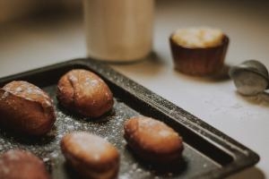 5 Clear Indicators of Aging Plastic Bakery Trays